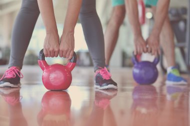 Kettlebells salıncak egzersiz erkek ve kadın egzersiz vasıl jimnastik salonu