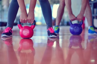 Kettlebells salıncak egzersiz erkek ve kadın egzersiz vasıl jimnastik salonu