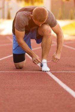 Kadın atlet koşu için dantel bağlıyor. Kadın bir koşu parkuru koşu. koşu ayakkabıları. Fitness Sağlık.