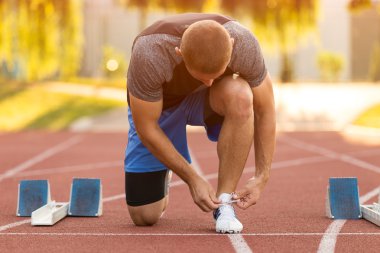 Kadın atlet koşu için dantel bağlıyor. Kadın bir koşu parkuru koşu. koşu ayakkabıları. Fitness Sağlık.