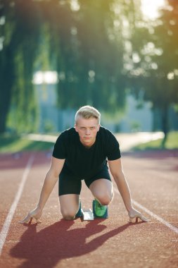 Ayrıntılı bir görünümünü bir sprinter başlatmaya hazırlanıyor. Seçici odak.