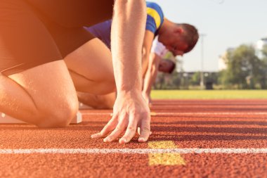 Başlangıç çizgisine erkek sporcu