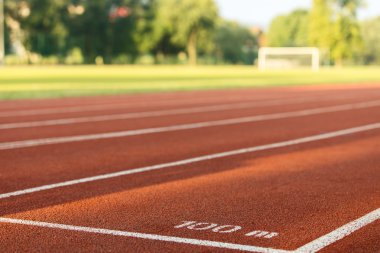 Kırmızı yarış pisti numaraları ile.