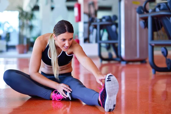 Jovem Esporte mulher streching . — Fotografia de Stock