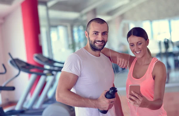 Paar macht ein Sefie in einem Fitnessstudio — Stockfoto