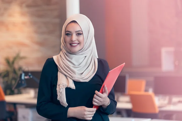 Pebisnis wanita Arab memegang folder — Stok Foto