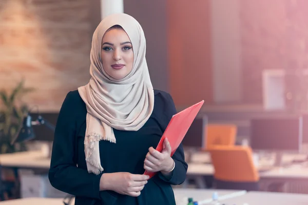 Arabian businesswoman holding a folder — Stock Photo, Image