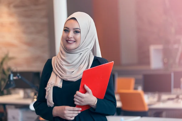 Arabian businesswoman holding a folder — Stock Photo, Image