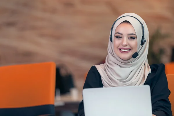 Jeune femme d'affaires arabe travaillant bureau de démarrage . — Photo