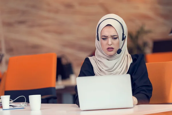 Jeune femme d'affaires arabe travaillant bureau de démarrage . — Photo