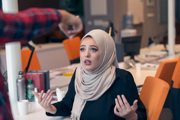 Arabic businesswoman notification from a colleague — Stock Photo, Image