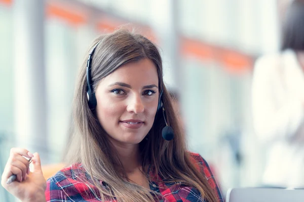 Businesswoman working in a call centre. — Stock Photo, Image