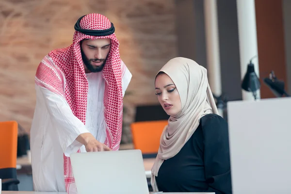 Árabe pareja de negocios trabajando en la oficina — Foto de Stock