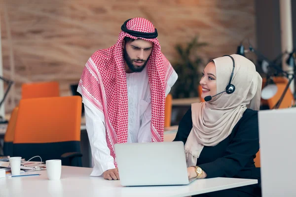 Árabe pareja de negocios trabajando en la oficina — Foto de Stock