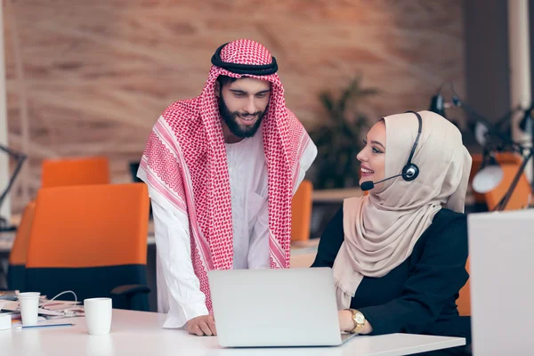 Casal de negócios árabe trabalhando no escritório — Fotografia de Stock