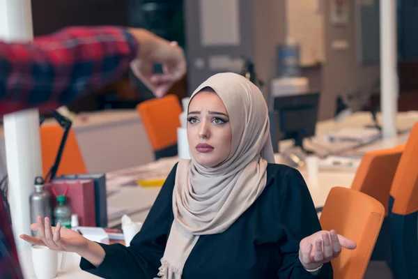 Arabe femme d'affaires notification d'un collègue — Photo