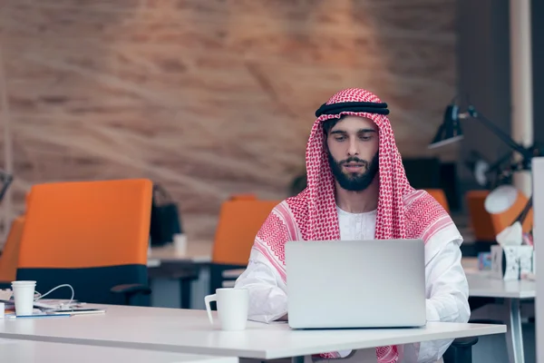 Uomo d'affari arabo che lavora in ufficio — Foto Stock