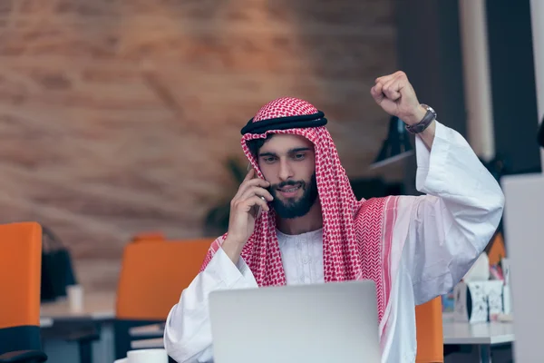 Homem de negócios árabe trabalhando no escritório — Fotografia de Stock