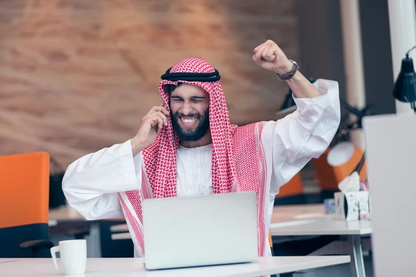 Pengusaha Arab yang bekerja di kantor — Stok Foto