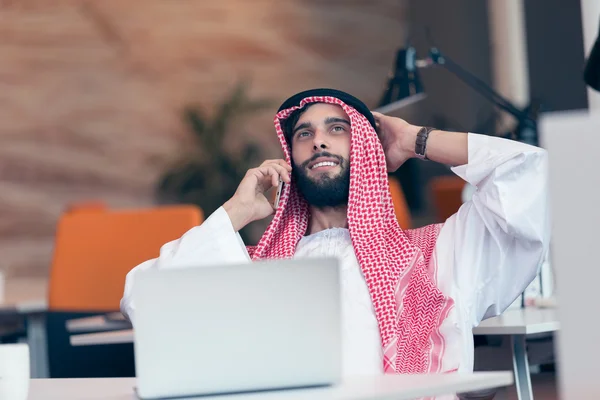 Empresario árabe trabajando en el cargo — Foto de Stock