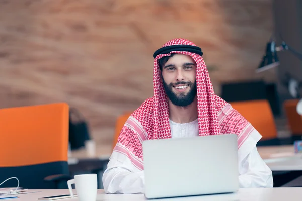 Uomo d'affari arabo che lavora in ufficio — Foto Stock