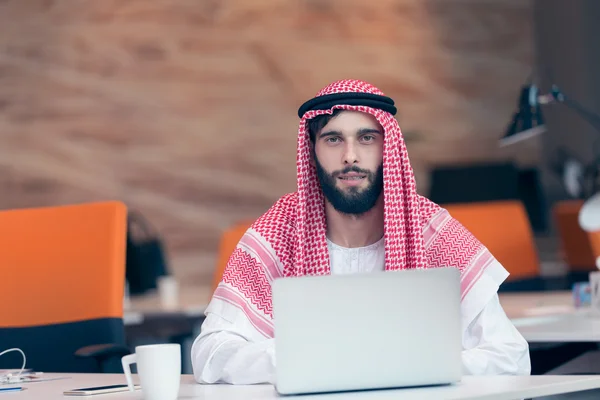 Arab üzletember hivatalban dolgozó — Stock Fotó