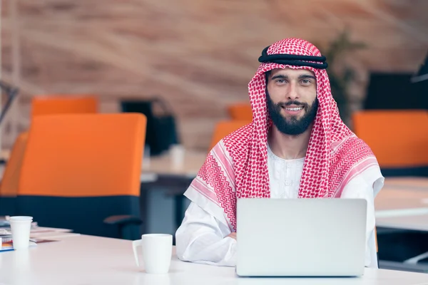 Uomo d'affari arabo che lavora in ufficio — Foto Stock