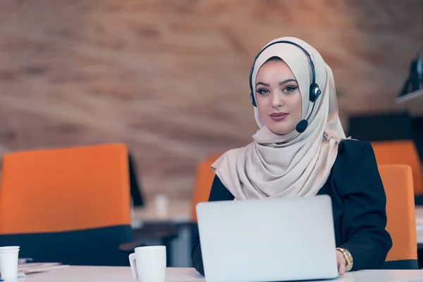 Arabská žena pracující v kanceláři po spuštění — Stock fotografie