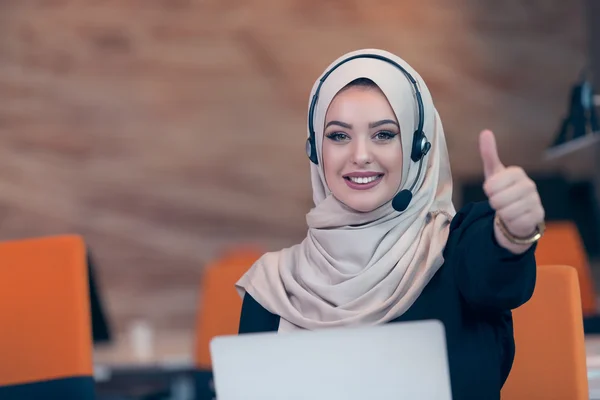 Femme arabe travaillant dans le bureau de démarrage — Photo