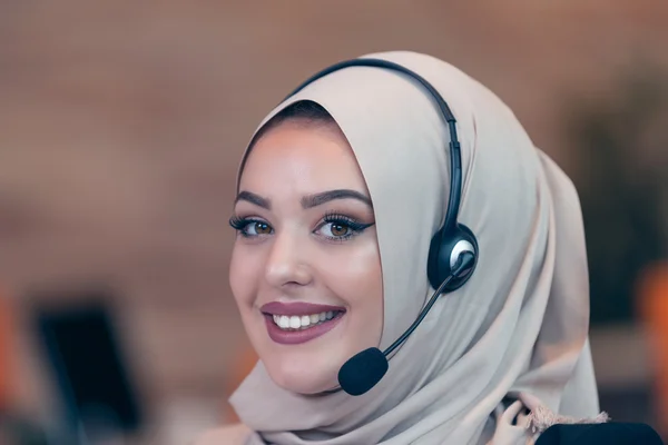 Arab woman working in startup office — Stock Photo, Image