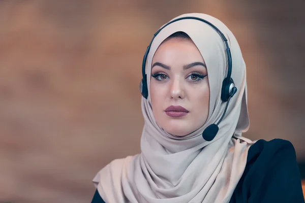 Арабская женщина, работающая в офисе стартапа — стоковое фото