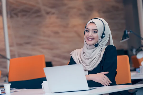 Arab perempuan yang bekerja di kantor startup — Stok Foto