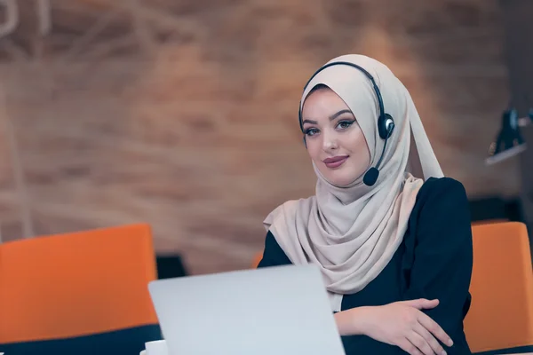 Femme arabe travaillant dans le bureau de démarrage — Photo