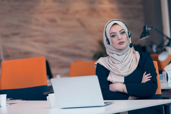 Femme arabe travaillant dans le bureau de démarrage — Photo