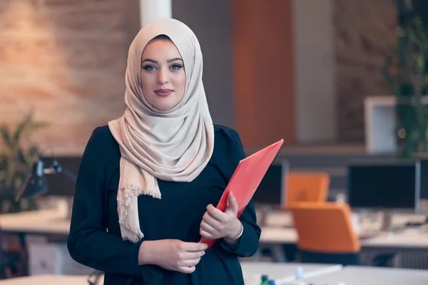 Arabian businesswoman holding a folder — Stock Photo, Image