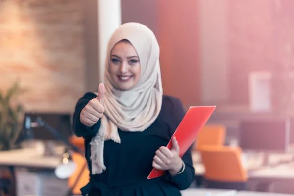 Arabian businesswoman holding a folder — Stock fotografie