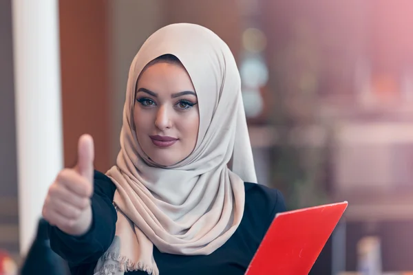 Arabian businesswoman holding a folder — Stock fotografie
