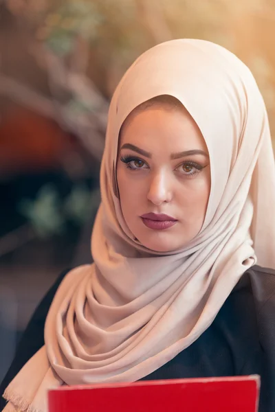 Mujer de negocios árabe sosteniendo una carpeta — Foto de Stock