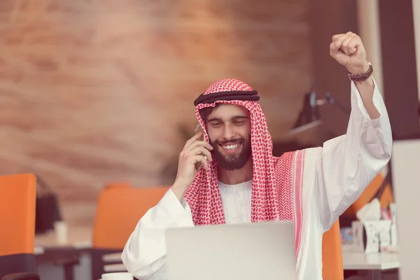 Uomo d'affari arabo che lavora in ufficio — Foto Stock