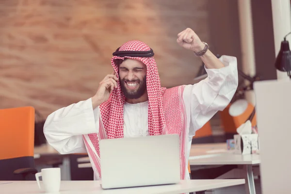 Arab üzletember hivatalban dolgozó — Stock Fotó