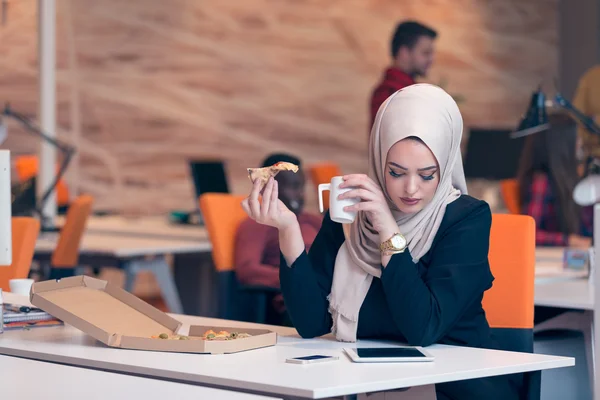 Young Arabic business woman working startup office. — Stock fotografie