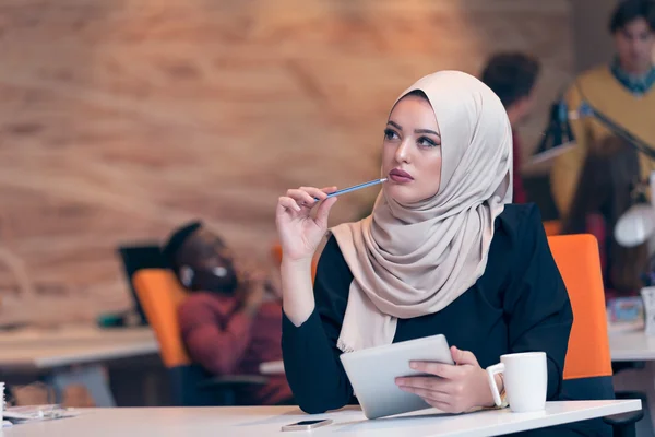 Kobieta biznesu arabskiego młody działa startup pakietu office. — Zdjęcie stockowe