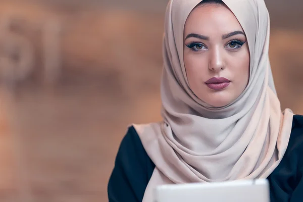 Wanita bisnis Arab muda yang bekerja di kantor startup . — Stok Foto