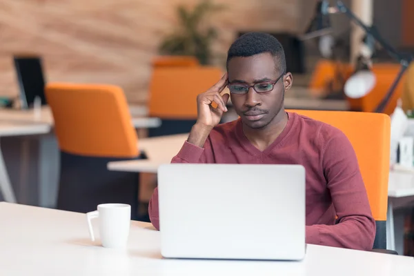 Schöner afrikanisch-amerikanischer Mann, der auf den Bildschirm schaut — Stockfoto