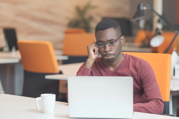 Schöner afrikanisch-amerikanischer Mann, der auf den Bildschirm schaut — Stockfoto