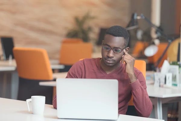 Schöner afrikanisch-amerikanischer Mann, der auf den Bildschirm schaut — Stockfoto