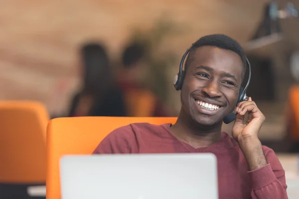 Agent du service à la clientèle au bureau — Photo