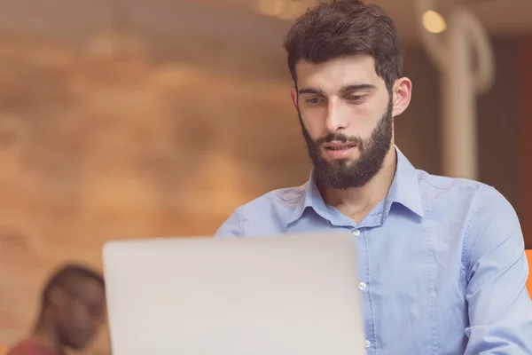 Desarrollador de software que trabaja en la computadora — Foto de Stock