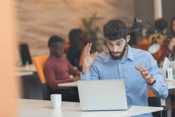 Jeune homme d'affaires travaillant sur ordinateur — Photo