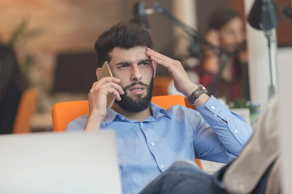 Jeune homme d'affaires détendu sur le lieu de travail — Photo